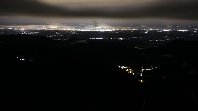 Dieses Bild zeigt eine Webcam-Aufnahme vom Achertal, aufgenommen am Sonntag, den 02.11.2025 um 04:00 Uhr. Die Temperatur betrug 5.9°C.