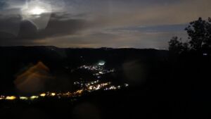 Dieses Bild zeigt eine Webcam-Aufnahme vom Achertal, aufgenommen am Freitag, den 21.08.2026 um 22:00 Uhr. Die Temperatur betrug 10.9°C.
