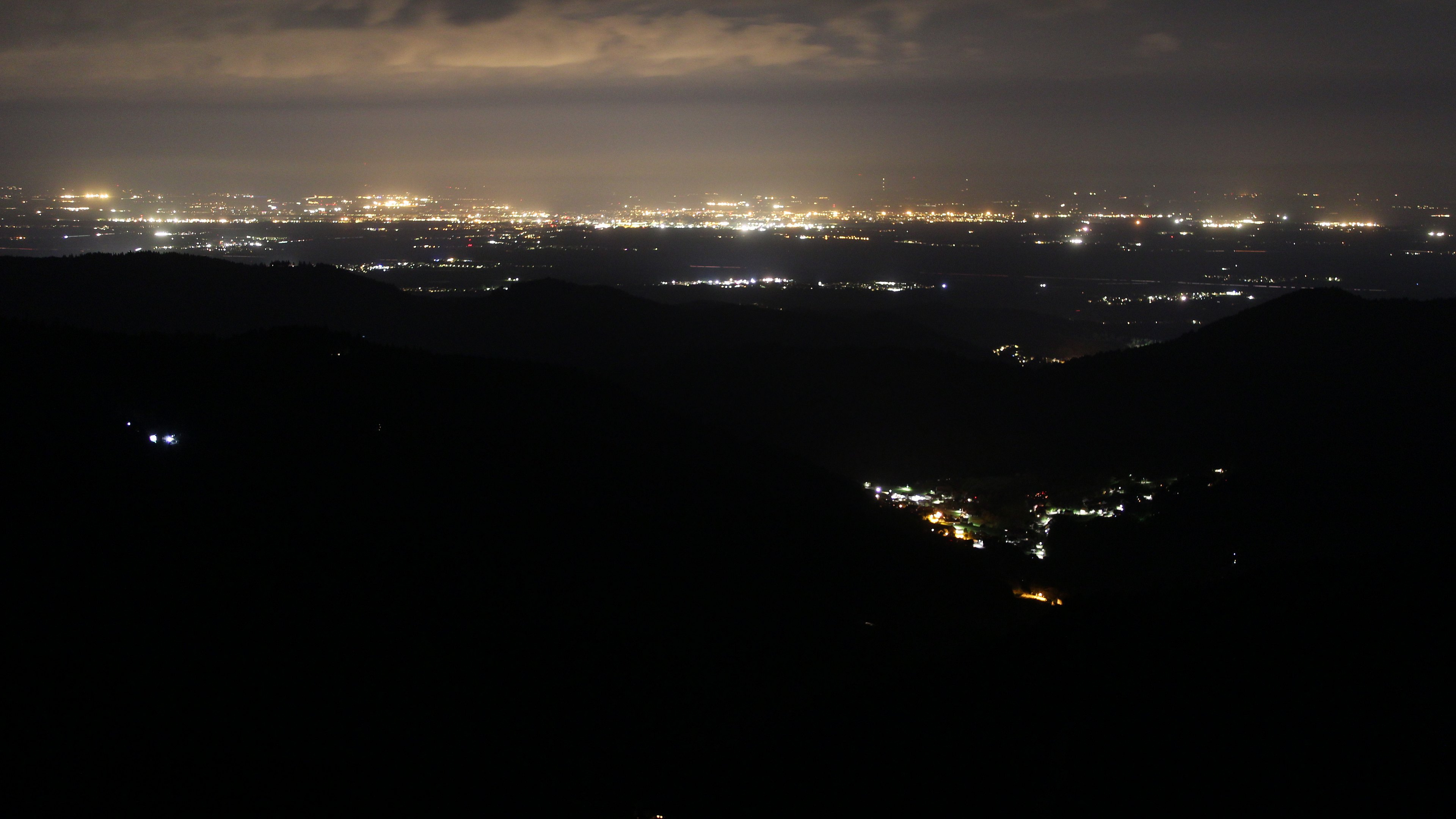 Dieses Bild zeigt eine Webcam-Aufnahme vom Achertal, aufgenommen am Sonntag, den 19.04.2026 um 01:30 Uhr. Die Temperatur betrug 11.1°C.