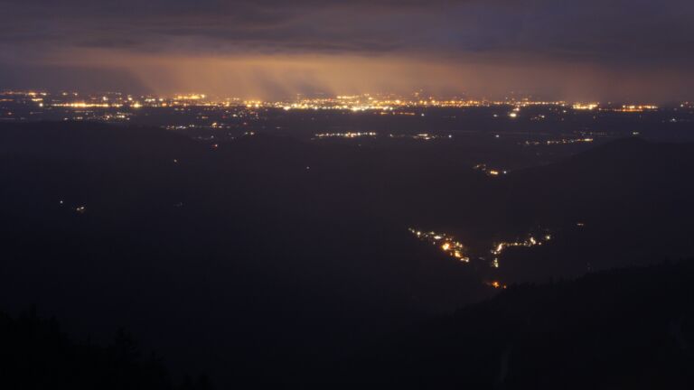 Dieses Bild zeigt eine Webcam-Aufnahme vom Achertal, aufgenommen am Sonntag, den 25.05.2025 um 22:10 Uhr. Die Temperatur betrug 10°C.