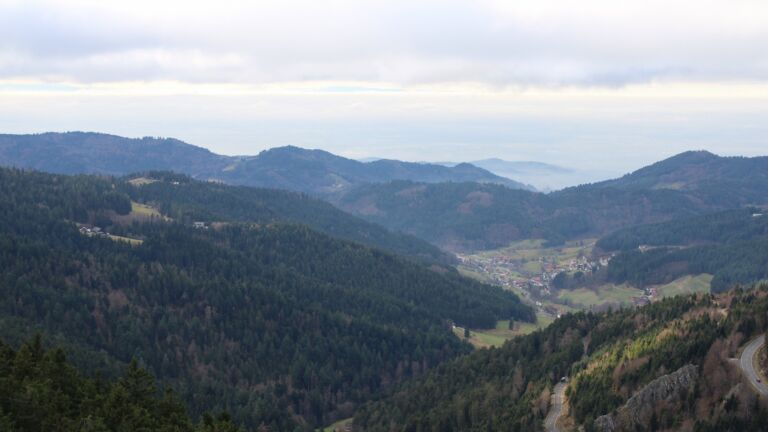 Dieses Bild zeigt eine Webcam-Aufnahme vom Achertal, aufgenommen am Donnerstag, den 04.12.2025 um 13:40 Uhr. Die Temperatur betrug 2.8°C.