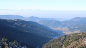 Dieses Bild zeigt eine Webcam-Aufnahme vom Achertal, aufgenommen am Samstag, den 27.12.2025 um 12:00 Uhr. Die Temperatur betrug 4.7°C.