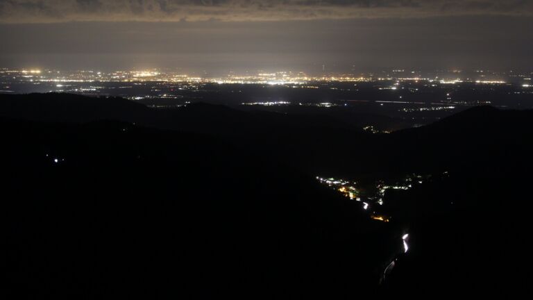 Dieses Bild zeigt eine Webcam-Aufnahme vom Achertal, aufgenommen am Samstag, den 18.04.2026 um 04:40 Uhr. Die Temperatur betrug 12°C.