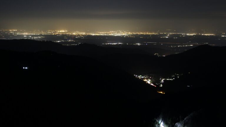 Dieses Bild zeigt eine Webcam-Aufnahme vom Achertal, aufgenommen am Freitag, den 20.03.2026 um 04:40 Uhr. Die Temperatur betrug 2.4°C.