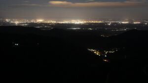 Dieses Bild zeigt eine Webcam-Aufnahme vom Achertal, aufgenommen am Montag, den 04.05.2026 um 01:00 Uhr. Die Temperatur betrug 11.5°C.