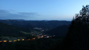 Dieses Bild zeigt eine Webcam-Aufnahme vom Achertal, aufgenommen am Freitag, den 05.06.2026 um 22:20 Uhr. Die Temperatur betrug 12.7°C.