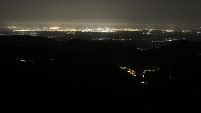 Dieses Bild zeigt eine Webcam-Aufnahme vom Achertal, aufgenommen am Freitag, den 25.07.2025 um 01:00 Uhr. Die Temperatur betrug 13.8°C.