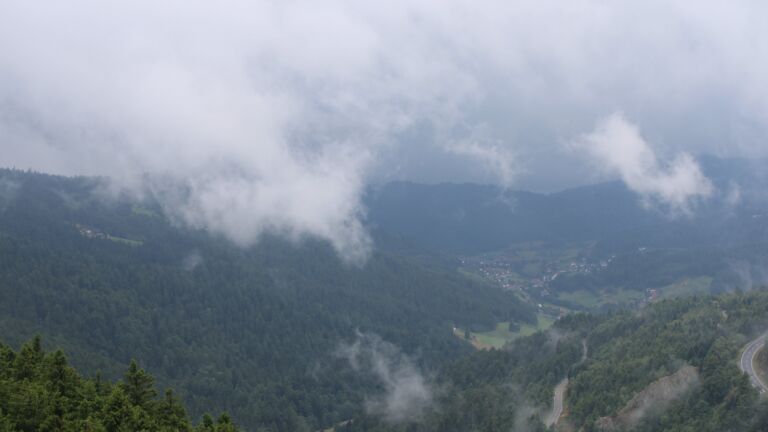 Dieses Bild zeigt eine Webcam-Aufnahme vom Achertal, aufgenommen am Montag, den 28.07.2025 um 11:50 Uhr. Die Temperatur betrug 10.1°C.