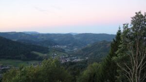 Dieses Bild zeigt eine Webcam-Aufnahme vom Achertal, aufgenommen am Sonntag, den 27.09.2026 um 07:10 Uhr. Die Temperatur betrug 20.3°C.