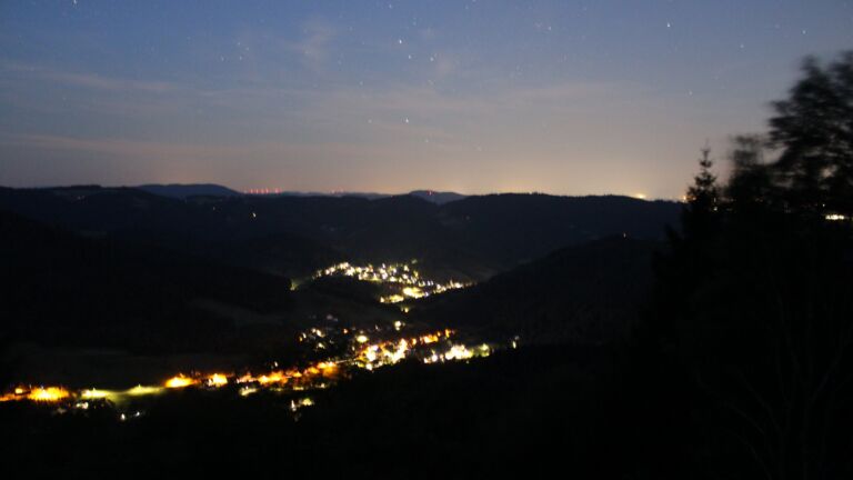 Dieses Bild zeigt eine Webcam-Aufnahme vom Achertal, aufgenommen am Montag, den 13.07.2026 um 04:00 Uhr. Die Temperatur betrug 21.3°C.
