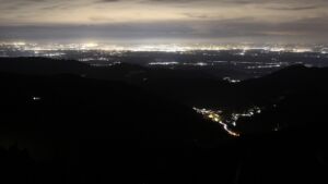 Dieses Bild zeigt eine Webcam-Aufnahme vom Achertal, aufgenommen am Dienstag, den 10.03.2026 um 22:00 Uhr. Die Temperatur betrug 4.9°C.