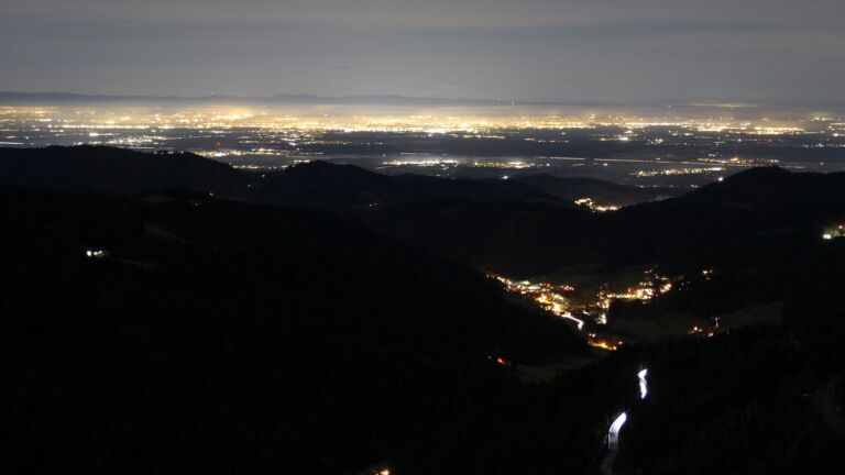 Dieses Bild zeigt eine Webcam-Aufnahme vom Achertal, aufgenommen am Samstag, den 29.11.2025 um 20:00 Uhr. Die Temperatur betrug 6.3°C.