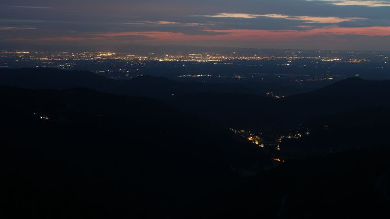 Dieses Bild zeigt eine Webcam-Aufnahme vom Achertal, aufgenommen am Mittwoch, den 30.07.2025 um 22:10 Uhr. Die Temperatur betrug 11.2°C.