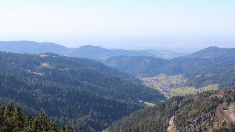 Dieses Bild zeigt eine Webcam-Aufnahme vom Achertal, aufgenommen am Donnerstag, den 26.02.2026 um 14:10 Uhr. Die Temperatur betrug 12.7°C.