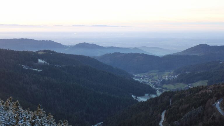 Dieses Bild zeigt eine Webcam-Aufnahme vom Achertal, aufgenommen am Montag, den 01.12.2025 um 16:30 Uhr. Die Temperatur betrug -0.4°C.