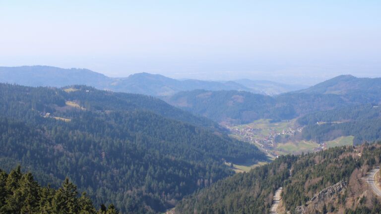 Dieses Bild zeigt eine Webcam-Aufnahme vom Achertal, aufgenommen am Mittwoch, den 04.03.2026 um 13:10 Uhr. Die Temperatur betrug 9.6°C.