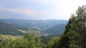 Dieses Bild zeigt eine Webcam-Aufnahme vom Achertal, aufgenommen am Mittwoch, den 15.07.2026 um 18:30 Uhr. Die Temperatur betrug 27.8°C.