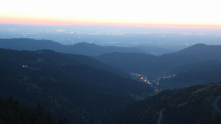 Dieses Bild zeigt eine Webcam-Aufnahme vom Achertal, aufgenommen am Mittwoch, den 22.04.2026 um 21:10 Uhr. Die Temperatur betrug 6.2°C.