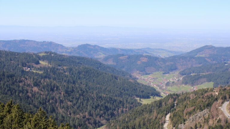 Dieses Bild zeigt eine Webcam-Aufnahme vom Achertal, aufgenommen am Dienstag, den 07.04.2026 um 13:00 Uhr. Die Temperatur betrug 15.7°C.