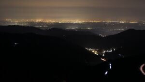 Dieses Bild zeigt eine Webcam-Aufnahme vom Achertal, aufgenommen am Samstag, den 07.03.2026 um 21:00 Uhr. Die Temperatur betrug 8.9°C.