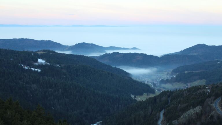 Dieses Bild zeigt eine Webcam-Aufnahme vom Achertal, aufgenommen am Freitag, den 23.01.2026 um 08:20 Uhr. Die Temperatur betrug 2.8°C.