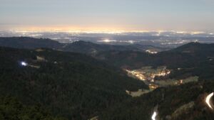 Dieses Bild zeigt eine Webcam-Aufnahme vom Achertal, aufgenommen am Freitag, den 05.12.2025 um 22:00 Uhr. Die Temperatur betrug 0.2°C.