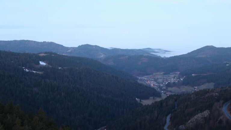 Dieses Bild zeigt eine Webcam-Aufnahme vom Achertal, aufgenommen am Sonntag, den 08.02.2026 um 07:20 Uhr. Die Temperatur betrug 2.4°C.