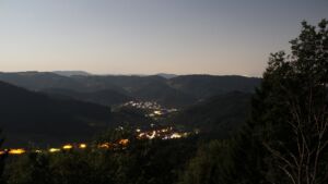 Dieses Bild zeigt eine Webcam-Aufnahme vom Achertal, aufgenommen am Donnerstag, den 30.07.2026 um 01:00 Uhr. Die Temperatur betrug 26.8°C.