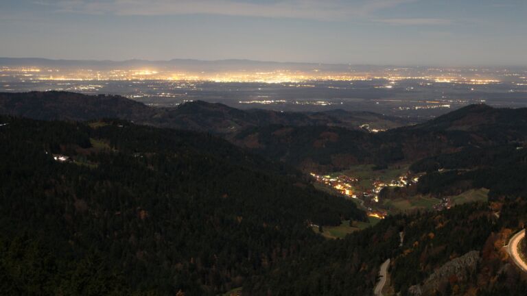 Dieses Bild zeigt eine Webcam-Aufnahme vom Achertal, aufgenommen am Mittwoch, den 05.11.2025 um 22:30 Uhr. Die Temperatur betrug 15°C.