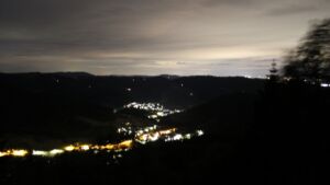 Dieses Bild zeigt eine Webcam-Aufnahme vom Achertal, aufgenommen am Mittwoch, den 03.06.2026 um 23:30 Uhr. Die Temperatur betrug 13.4°C.