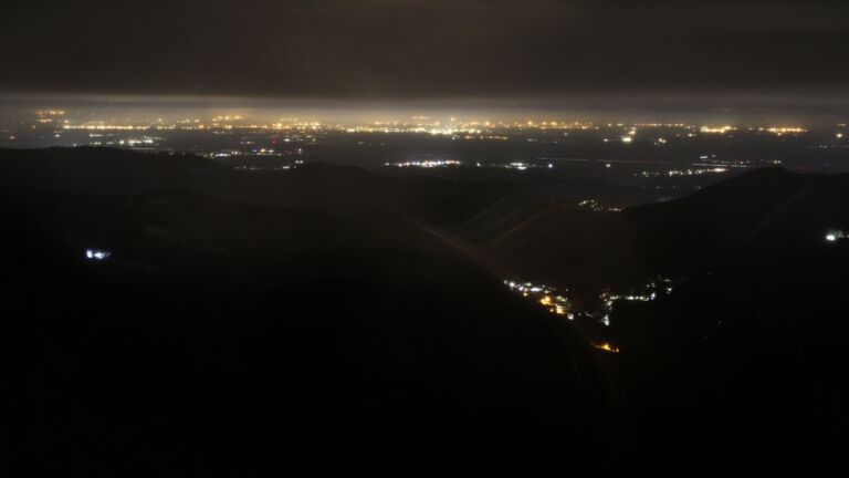 Dieses Bild zeigt eine Webcam-Aufnahme vom Achertal, aufgenommen am Freitag, den 28.11.2025 um 02:00 Uhr. Die Temperatur betrug -0.8°C.