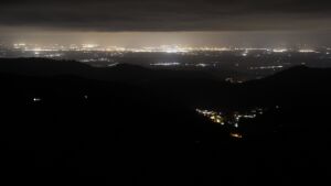 Dieses Bild zeigt eine Webcam-Aufnahme vom Achertal, aufgenommen am Montag, den 06.04.2026 um 01:30 Uhr. Die Temperatur betrug 5.5°C.