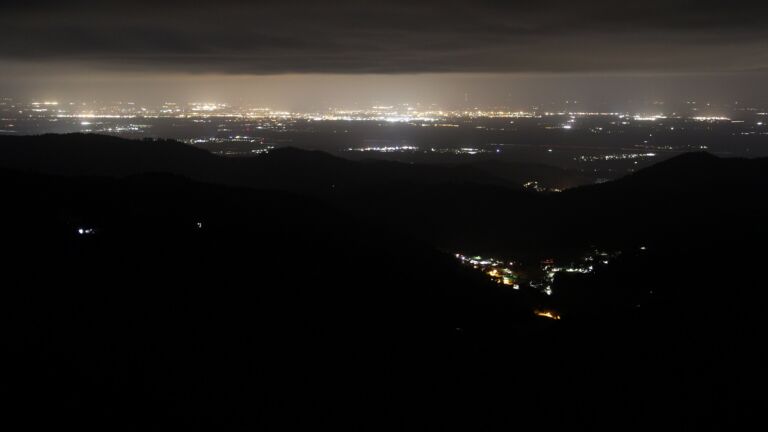 Dieses Bild zeigt eine Webcam-Aufnahme vom Achertal, aufgenommen am Montag, den 06.04.2026 um 01:30 Uhr. Die Temperatur betrug 5.5°C.