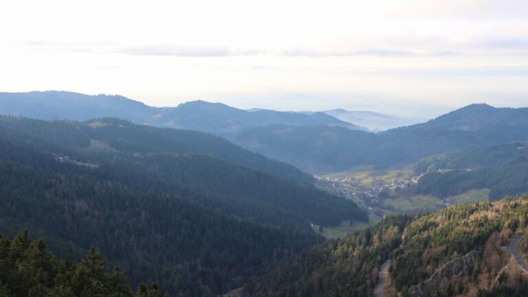 Dieses Bild zeigt eine Webcam-Aufnahme vom Achertal, aufgenommen am Donnerstag, den 04.12.2025 um 15:00 Uhr. Die Temperatur betrug 2.9°C.