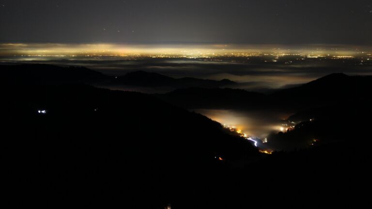 Dieses Bild zeigt eine Webcam-Aufnahme vom Achertal, aufgenommen am Sonntag, den 28.12.2025 um 05:30 Uhr. Die Temperatur betrug 3.7°C.