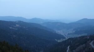 Dieses Bild zeigt eine Webcam-Aufnahme vom Achertal, aufgenommen am Montag, den 23.03.2026 um 06:10 Uhr. Die Temperatur betrug 4.9°C.