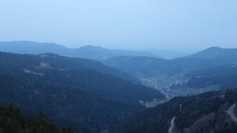 Dieses Bild zeigt eine Webcam-Aufnahme vom Achertal, aufgenommen am Montag, den 23.03.2026 um 06:10 Uhr. Die Temperatur betrug 4.9°C.