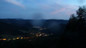 Dieses Bild zeigt eine Webcam-Aufnahme vom Achertal, aufgenommen am Donnerstag, den 16.07.2026 um 22:20 Uhr. Die Temperatur betrug 17.3°C.