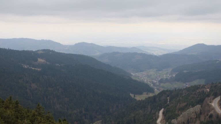 Dieses Bild zeigt eine Webcam-Aufnahme vom Achertal, aufgenommen am Samstag, den 28.02.2026 um 12:10 Uhr. Die Temperatur betrug 5.4°C.