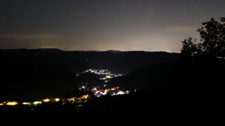 Dieses Bild zeigt eine Webcam-Aufnahme vom Achertal, aufgenommen am Sonntag, den 23.08.2026 um 01:30 Uhr. Die Temperatur betrug 13.7°C.