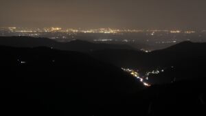 Dieses Bild zeigt eine Webcam-Aufnahme vom Achertal, aufgenommen am Dienstag, den 26.08.2025 um 22:30 Uhr. Die Temperatur betrug 16.3°C.
