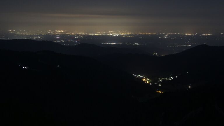 Dieses Bild zeigt eine Webcam-Aufnahme vom Achertal, aufgenommen am Sonntag, den 17.08.2025 um 03:00 Uhr. Die Temperatur betrug 13.2°C.