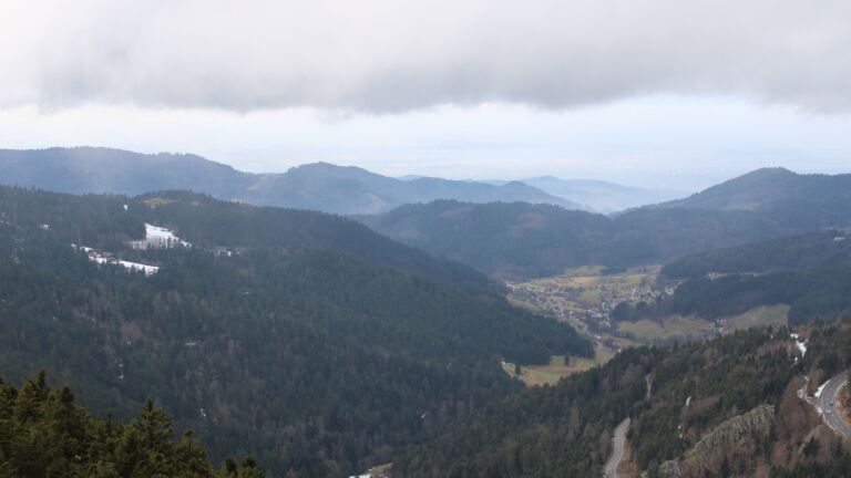 Dieses Bild zeigt eine Webcam-Aufnahme vom Achertal, aufgenommen am Sonntag, den 01.02.2026 um 14:00 Uhr. Die Temperatur betrug 3.7°C.