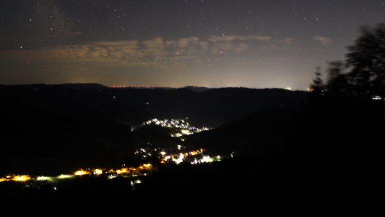Dieses Bild zeigt eine Webcam-Aufnahme vom Achertal, aufgenommen am Montag, den 13.07.2026 um 01:30 Uhr. Die Temperatur betrug 22°C.
