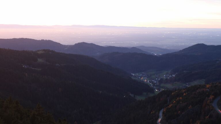 Dieses Bild zeigt eine Webcam-Aufnahme vom Achertal, aufgenommen am Dienstag, den 04.11.2025 um 17:30 Uhr. Die Temperatur betrug 11.1°C.