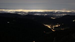 Dieses Bild zeigt eine Webcam-Aufnahme vom Achertal, aufgenommen am Samstag, den 29.11.2025 um 19:30 Uhr. Die Temperatur betrug 6°C.