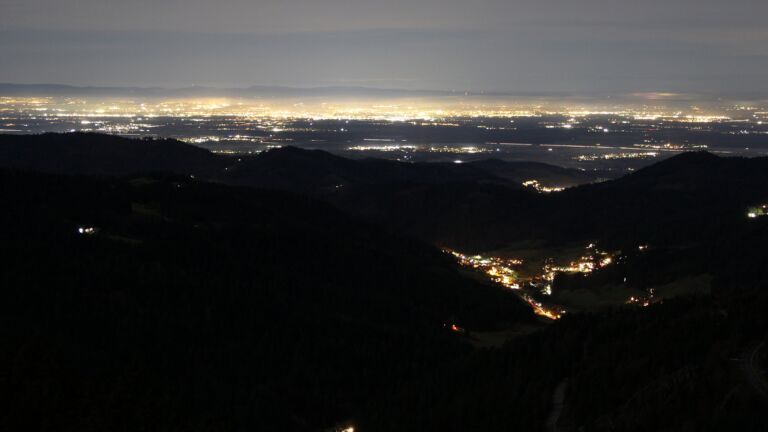 Dieses Bild zeigt eine Webcam-Aufnahme vom Achertal, aufgenommen am Samstag, den 29.11.2025 um 19:30 Uhr. Die Temperatur betrug 6°C.