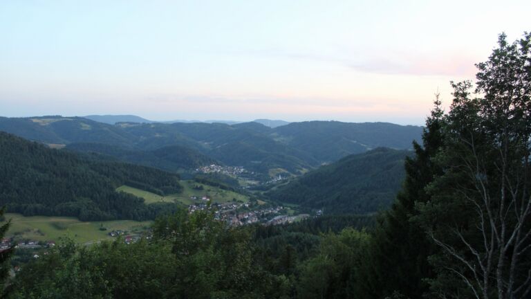 Dieses Bild zeigt eine Webcam-Aufnahme vom Achertal, aufgenommen am Montag, den 20.07.2026 um 21:20 Uhr. Die Temperatur betrug 14.9°C.