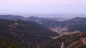 Dieses Bild zeigt eine Webcam-Aufnahme vom Achertal, aufgenommen am Samstag, den 01.11.2025 um 07:00 Uhr. Die Temperatur betrug 12.1°C.