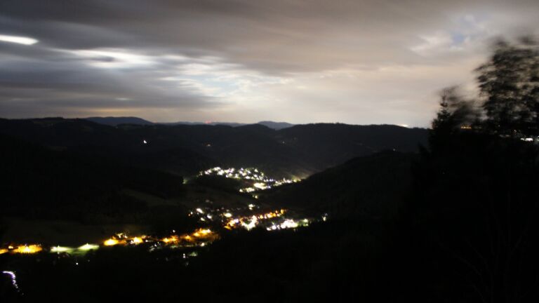 Dieses Bild zeigt eine Webcam-Aufnahme vom Achertal, aufgenommen am Montag, den 27.07.2026 um 00:30 Uhr. Die Temperatur betrug 18.9°C.